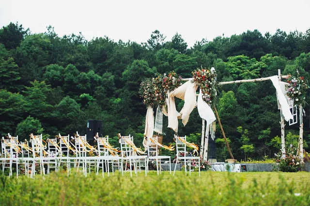 wedding, venue, outdoors, nature, decoration, chairs, garden, decor. Wedding planning local SEO: an accuracy checklist